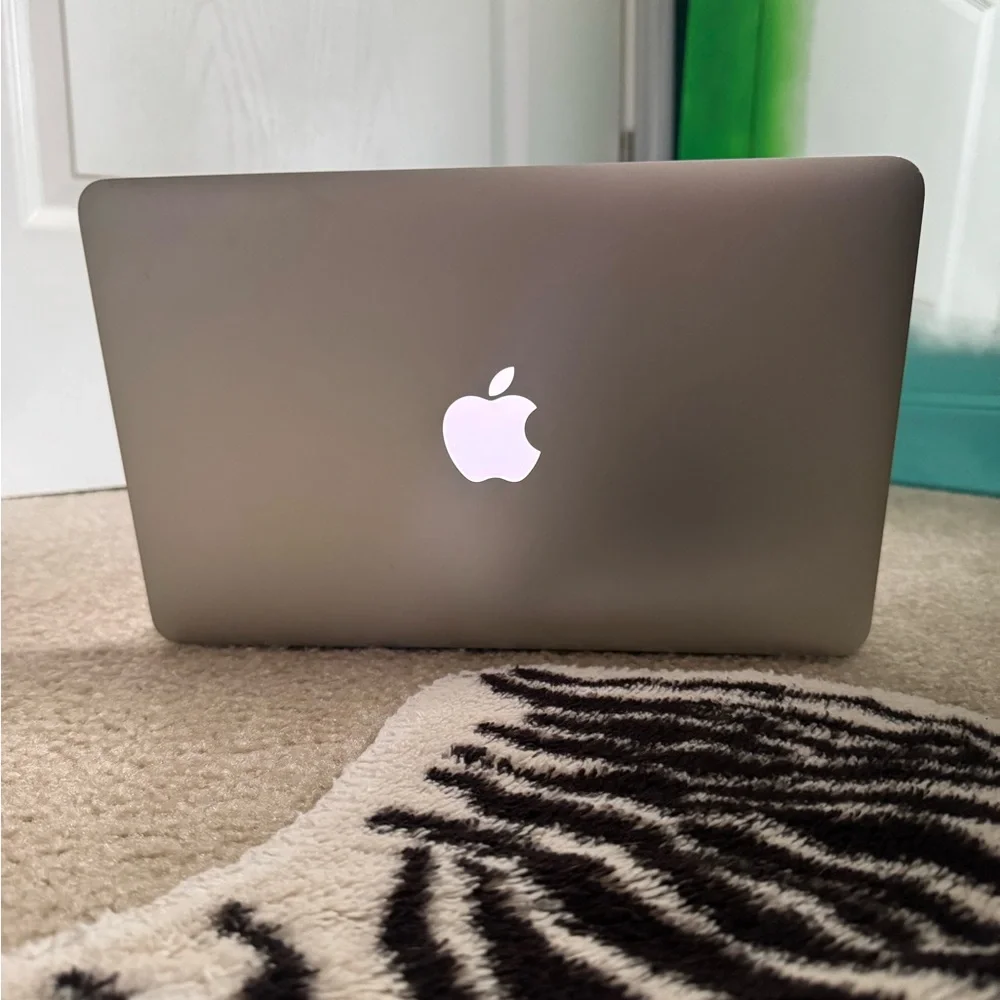 Apple MacBook Air 11” Silver with Charger